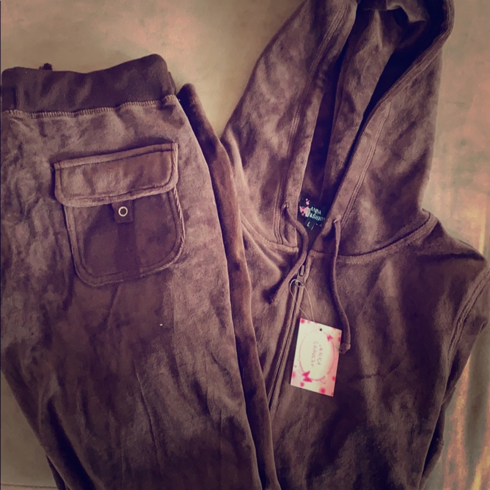 Anna’s Fashion velour sweatsuit